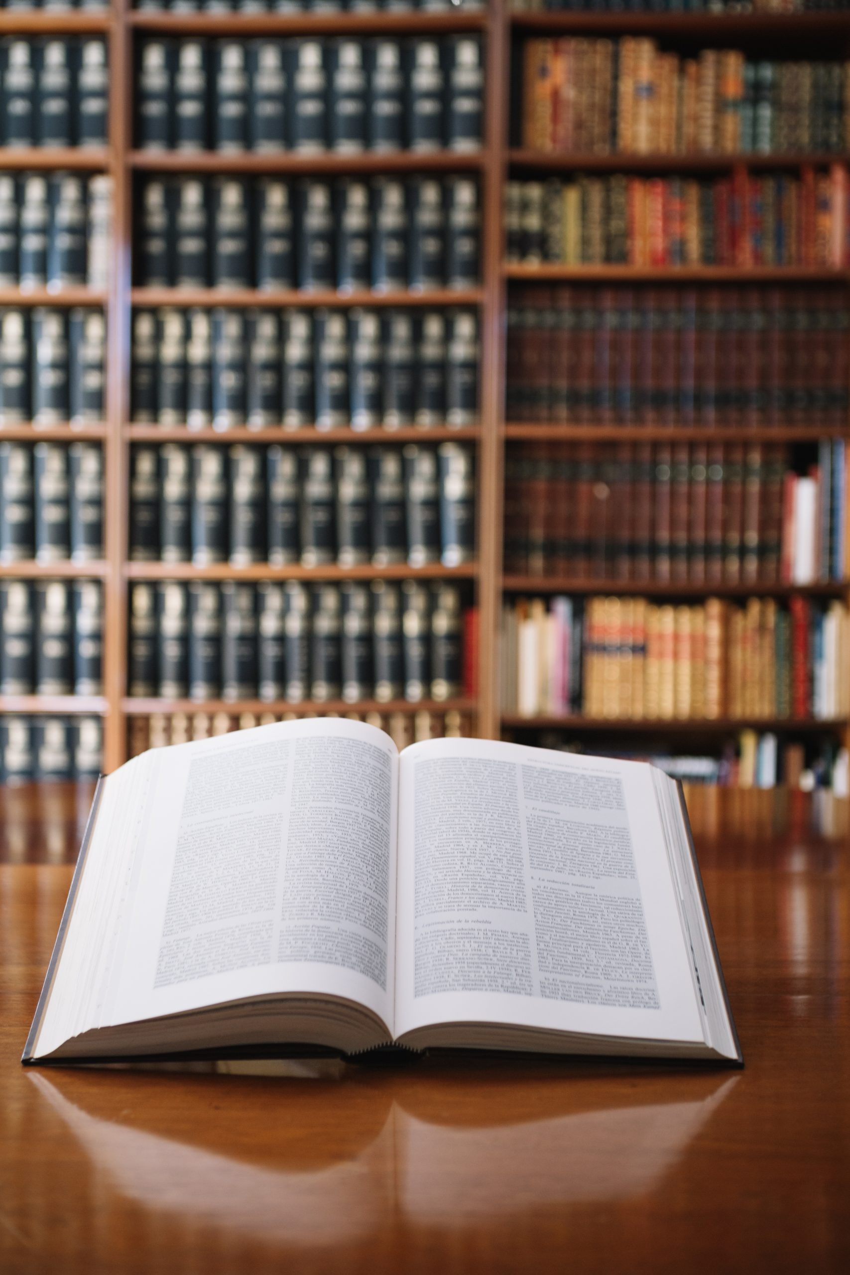 libro-abierto-en-la-biblioteca